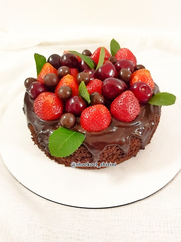 کیک شکلاتی شیراز،کیک شکلاتی تزیین با میوه های فصل مناسب برای جشن تولد و دورهمی برای ۵نفر
