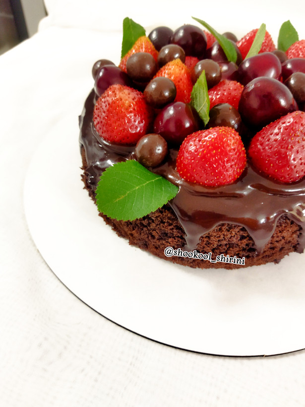 کیک شکلاتی شیراز،کیک شکلاتی تزیین با میوه های فصل مناسب برای جشن تولد و دورهمی برای ۵نفر