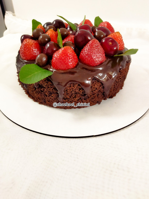کیک شکلاتی شیراز،کیک شکلاتی تزیین با میوه های فصل مناسب برای جشن تولد و دورهمی برای ۵نفر